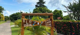 Charming 1-bedroom room with AC, refrigerator, WiFi, outdoor cooking area, pool,