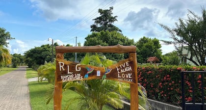 Charming 1-bedroom room with AC, refrigerator, WiFi, outdoor cooking area, pool,