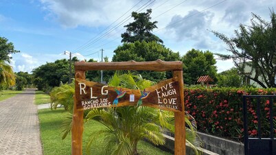 Charming 1-bedroom room with AC, refrigerator, WiFi, outdoor cooking area, pool,