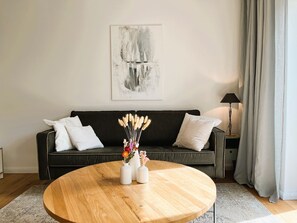 Una televisión, una mesa de tenis de mesa, un reproductor estéreo