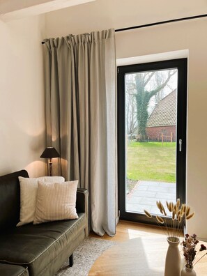 Télévision, table de tennis de table, chaîne hi-fi