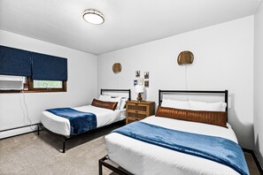 4 habitaciones, tabla de planchar con plancha y cuna de viaje