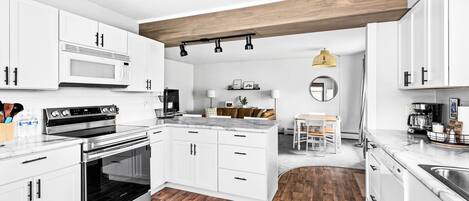 Refrigerador, microondas, horno, placa de cocina