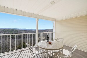 Outdoor dining - Serene View Condo with Community Pool, Table Rock Lake Access, Pickleball, Mini Golf & Free Tickets (Kimberling City)