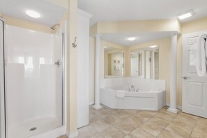 Shower, jetted bath, hair dryer, towels - Serene View Condo with Community Pool, Table Rock Lake Access, Pickleball, Mini Golf & Free Tickets (Kimberling City)
