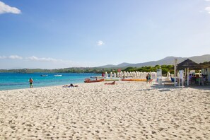 Una spiaggia nelle vicinanze