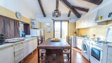 Frigorifero, forno, piano cottura, macchina per tè/caffè