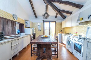 Fridge, oven, stovetop, coffee/tea maker