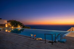 A swimming pool with a sunset view, a bar area, and a stone pathway. - Le Dalie With Shared Pool, Marinella, Italy (Marinella)