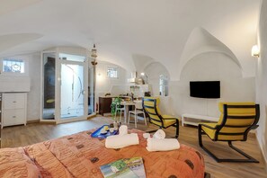 Free WiFi, bed sheets - Lory's House, Gardone Riviera, Italy (Gardone Riviera)