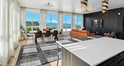 One-bedroom honeymoon penthouse, Mt Hood views, downtown White Salmon, suite 16