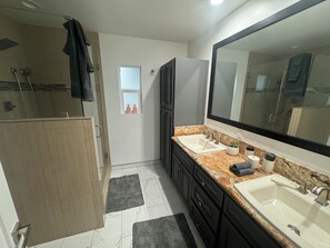 Dusche, Handtücher, Toilettenpapier