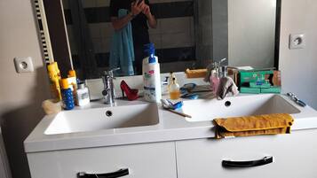 Een douche, een haardroger, handdoeken, zeep