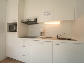 Kühlschrank, Geschirrspüler, Kochgeschirr/Geschirr/Besteck