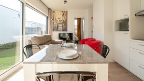 Una cocina moderna con comedor, ventanas amplias y vistas a la ciudad.