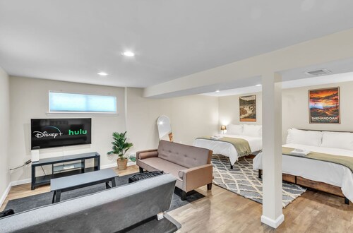 4BR Family Getaway w/ King Bed + 5 TVs, Mins to DC/OldTown,Gameroom,Pet Friendly