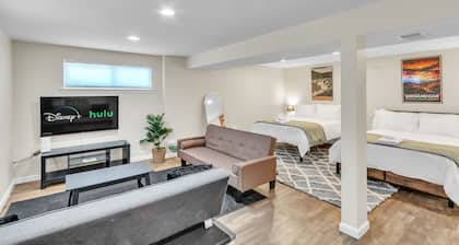 4BR Family Getaway w/ King Bed + 5 TVs, Mins to DC/OldTown,Gameroom,Pet Friendly