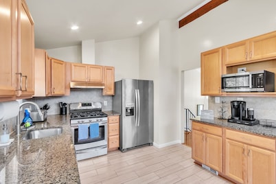 4BR Family Getaway w/ King Bed + 5 TVs, Mins to DC/OldTown,Gameroom,Pet Friendly