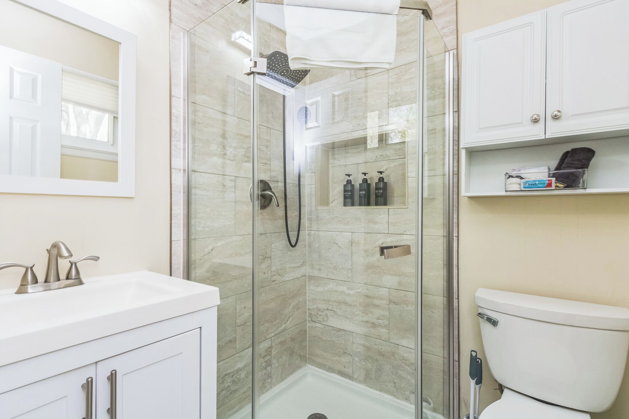 Shower, jetted tub, hair dryer, towels