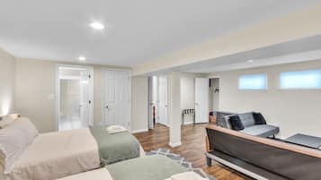 4 habitaciones, escritorio y tabla de planchar con plancha