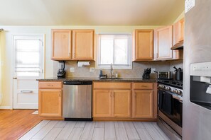 Fridge, microwave, oven, stovetop - 4BR Family Getaway w/ King Bed + 5 TVs, Mins to DC/OldTown,Gameroom,Pet Friendly (Alexandria)