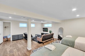 4 室のベッドルーム、デスク、アイロン / アイロン台、旅行用ベビーベッド