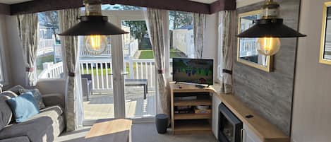 Televisión y chimenea