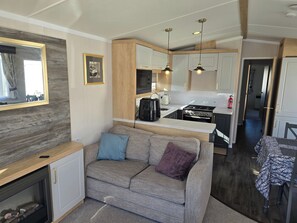 TV, fireplace - 3 Bed-Sleeps 8-Free Parking-5 Min to Beach (Dornoch)