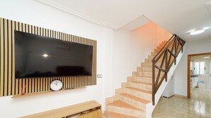 Una escalera con barandillas de madera que conduce a un rellano.