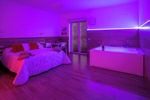 In-room safe, iron/ironing board, travel crib, free WiFi - one-room apartment with HYDRO/CHROME BATHTUB 140 x 180.cm.in suite.  (Bari)