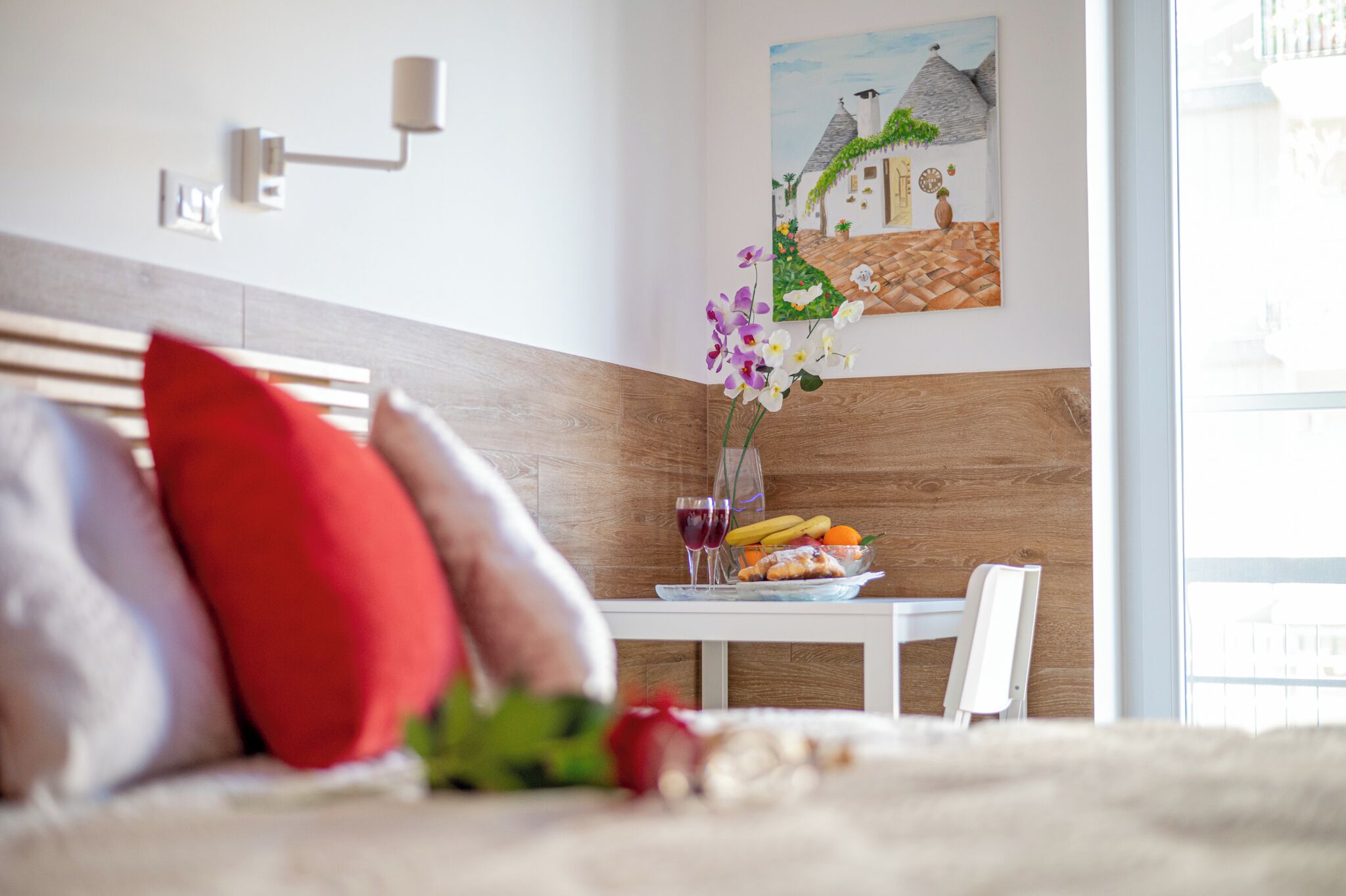 Safe på rommet, strykejern/-brett og reiseseng for barn