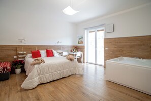 In-room safe, iron/ironing board, travel crib, free WiFi - one-room apartment with HYDRO/CHROME BATHTUB 140 x 180.cm.in suite.  (Bari)