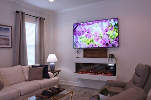 Smart TV, fireplace - The All-American Summer Getaway in the Heart of Long Beach! King suite, sleeps 6 (Long Beach)