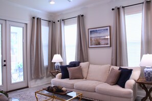 Smart TV, fireplace - The All-American Summer Getaway in the Heart of Long Beach! King suite, sleeps 6 (Long Beach)