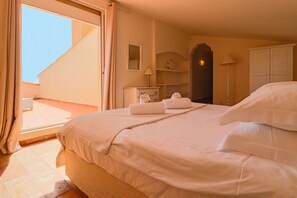 4 bedrooms, iron/ironing board, free WiFi