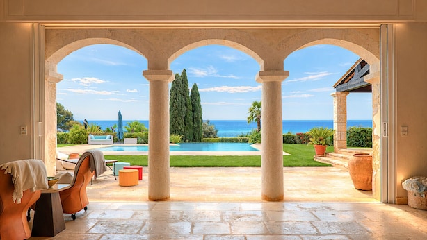 An open patio with a view of a swimming pool and the sea. - Magnificent Provençal Villa with Swimming Pool and Sea View (Antibes)