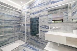 Douche, sèche-cheveux, serviettes fournies