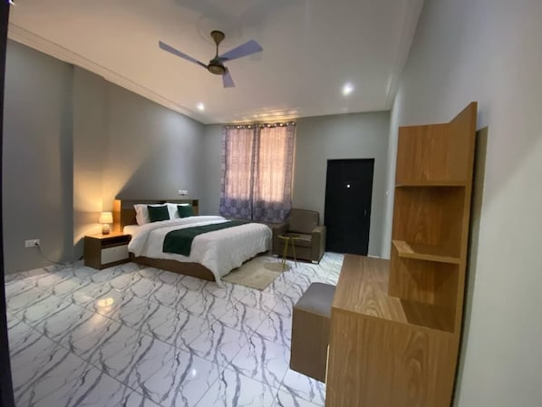 1 habitación, tabla de planchar con plancha, wifi y ropa de cama 