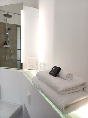 Deluxe Double Room, River View | Bathroom | Hair dryer, towels, soap, toilet paper - Hotel Schloss Raitenbuch  (Kallmünz)