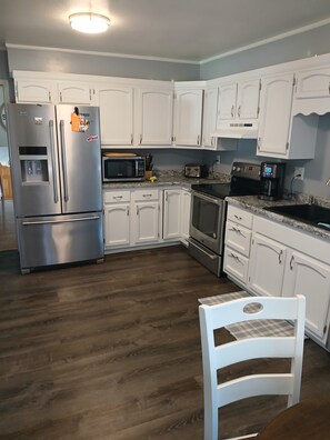 Jääkaappi, mikroaaltouuni, uuni, liesi