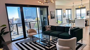 Living area - Penthouse~Paid Parking~Pool~Gym~Rooftop Terrace (Atlanta)