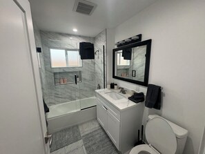 Hair dryer, towels, soap, toilet paper - Charming 2-bedroom bungalow in Los Angeles with AC, WiFi, Centrally Located! (Los Angeles)