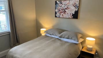 2 habitaciones, tabla de planchar con plancha, wifi y ropa de cama