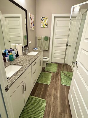 Bruser, hårtørrer, håndklæder, Sæbe