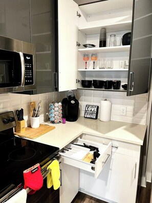 冷蔵庫、電子レンジ、オーブン、コンロ