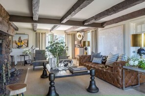 Smart TV, chimenea, futbolito y tenis de mesa