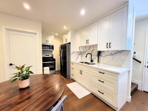 Refrigerador, microondas, horno y parrilla de estufa 