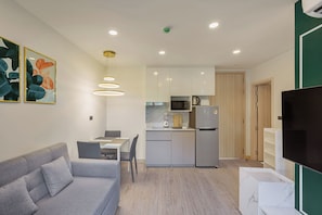 Standard Apartment, Balcony, Mountain View | Private kitchen