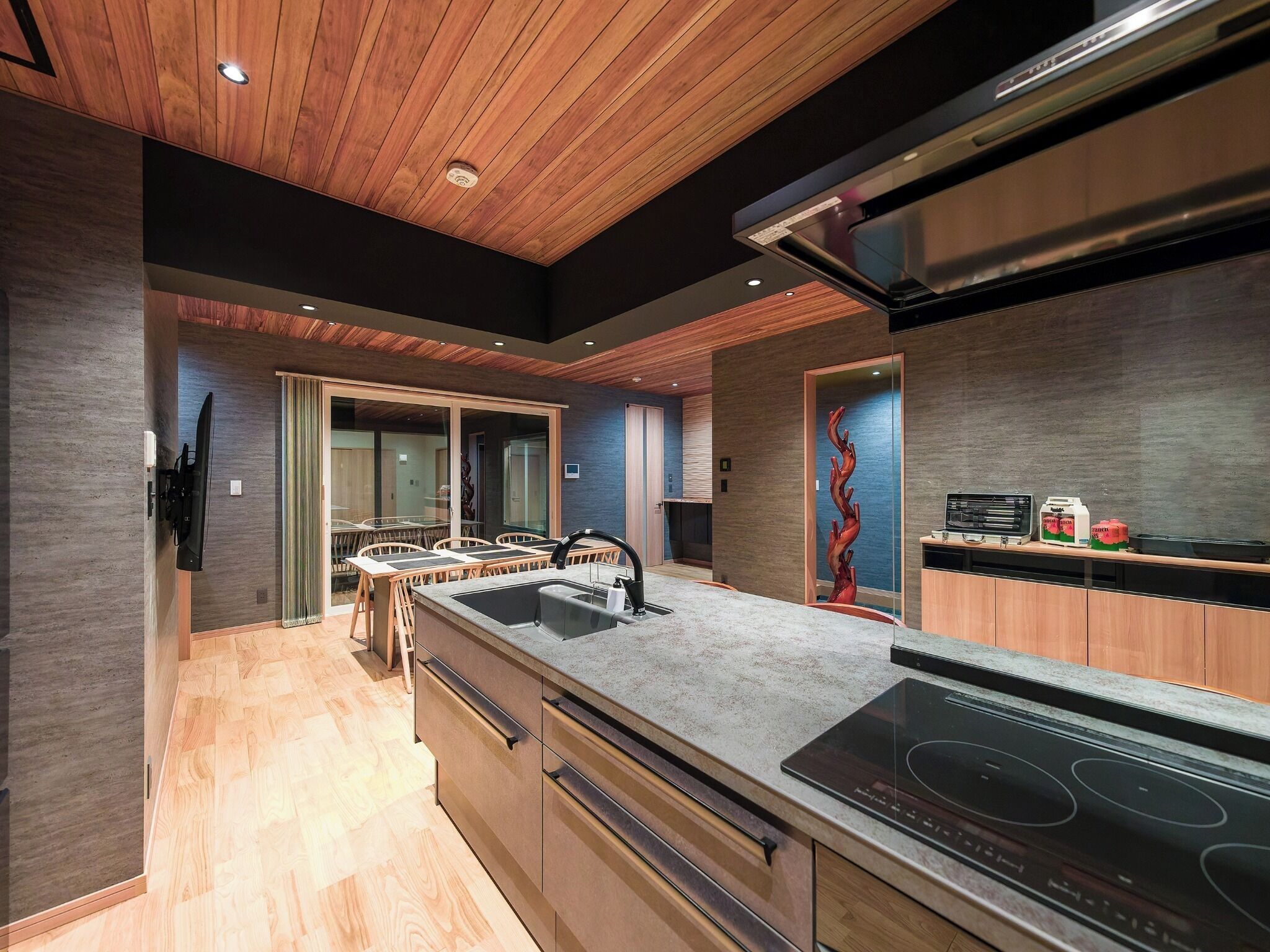 Réfrigérateur, micro-ondes, batterie de cuisine, vaisselle et ustensiles