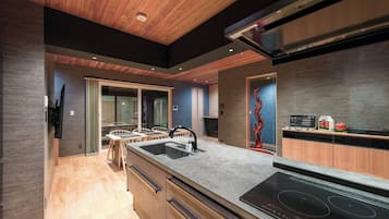 Réfrigérateur, micro-ondes, batterie de cuisine, vaisselle et ustensiles